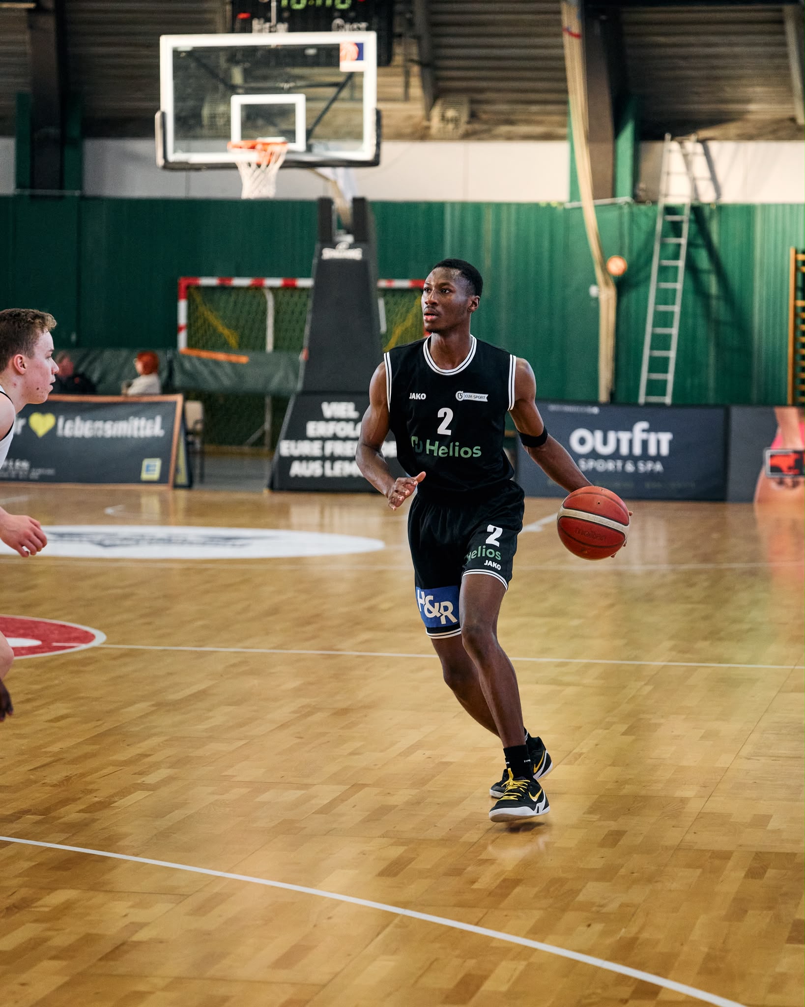Bakary Coulibali driving with the ball, Cuxhaven BasCats